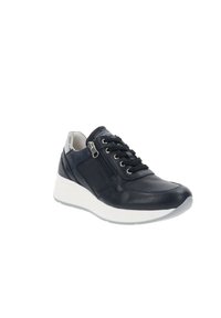 Sneaker in pelle blu navy con pannelli in rete, caratterizzato da una suola bianca, chiusura con lacci e zip laterale. Texture liscia con accenti di un motivo sottile.