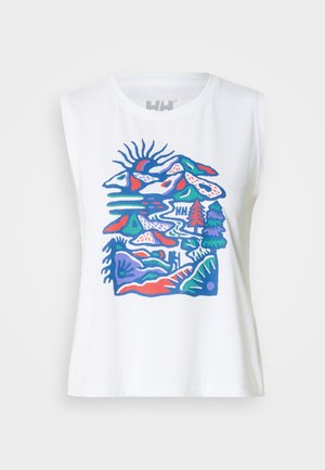 Witte mouwloze T-shirt met een kleurrijk grafisch ontwerp van bergen, bomen en zon in blauw-, groen-, rood- en roze tinten.