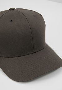 Cappellino da baseball grigio scuro con una corona strutturata, visiera curva, tessuto testurizzato e fori di ventilazione sulla parte superiore.