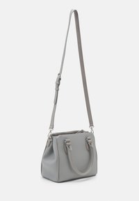 Bolso de cuero gris con acabado texturizado, doble asa, correa ajustable y cierre de cremallera. Diseño rectangular compacto, con toques de hardware mínimos.