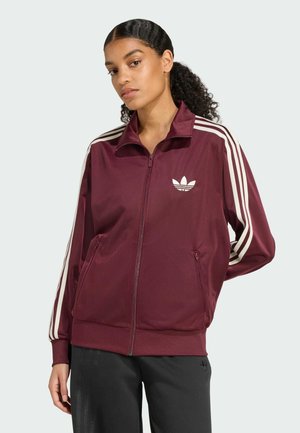 Bordeaux zip-up trainingsjack met een wit driestripes ontwerp op de mouwen en een logo op de borst, met voorzakken en een gladde textuur.