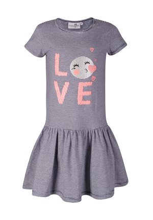 Marineblå og hvide stribet kjole med kortærmer, flæset nederdel, pink "LOVE"-tekst og en sølvglitrende kysse-emoji på brystet.