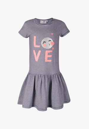 Vestido de manga corta con rayas azul marino y blancas, falda con volantes, texto rosa "LOVE" y un emoji de beso plateado con brillo en el pecho.