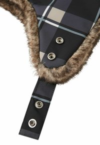 Czarna i szara tkanina w kratę z miękkim, sztucznym futerkiem jako obszyciem. Posiada metalowe zatrzaski do zapinania. Gładka tekstura o kontrastujących kolorach.