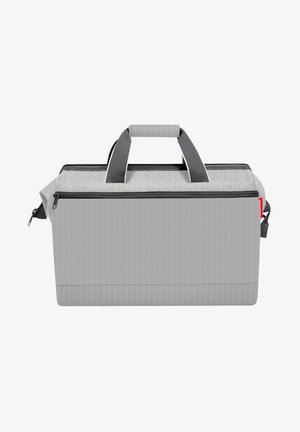 Sac fourre-tout en tissu gris avec deux zips noirs, deux poignées grises, et une forme rectangulaire. Surface texturée avec un motif rayé subtil.