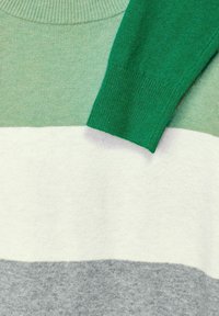 Jersey de punto con rayas horizontales en verde claro, blanco y gris, con una manga acanalada verde. Textura suave y acabado liso.
