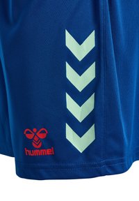 Blaue Sportshorts aus atmungsaktivem Material, mit mintgrünen Chevron-Akzenten und einem roten "hummel"-Logo auf der unteren linken Seite.