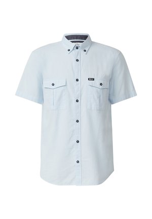 Chemise bleu clair à manches courtes boutonnée, avec deux poches poitrine et des boutons noirs, comportant une petite étiquette de marque sur la poche droite.