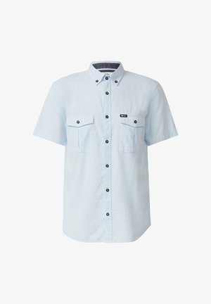 Hellblaues kurzärmeliges Hemd mit Knopfleiste, zwei Brusttaschen und schwarzen Knöpfen, mit kleinem Markenlabel auf der rechten Tasche.