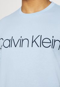 Calvin Klein FRONT LOGO - T-shirt estampada - blue