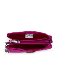 Portafoglio viola con cerniera, dal texture liscia, dotato di un ampio scomparto principale e di una tasca con zip più piccola, etichetta interna con marchio.