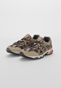 ASICS SportStyle GEL SONOMA UNISEX - Sneakers low - black/clay canyon