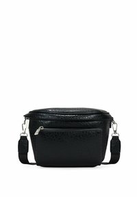 Bolso de cuero negro texturizado con forma redondeada, cierre superior con cremallera, bolsillo frontal con cremallera y una correa ajustable para llevar.