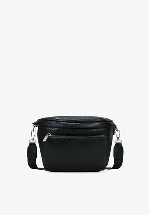 Bolso de cuero negro texturizado con forma redondeada, cierre superior con cremallera, bolsillo frontal con cremallera y una correa ajustable para llevar.