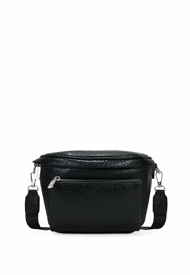 Bolso de cuero negro texturizado con forma redondeada, cierre superior con cremallera, bolsillo frontal con cremallera y una correa ajustable para llevar.