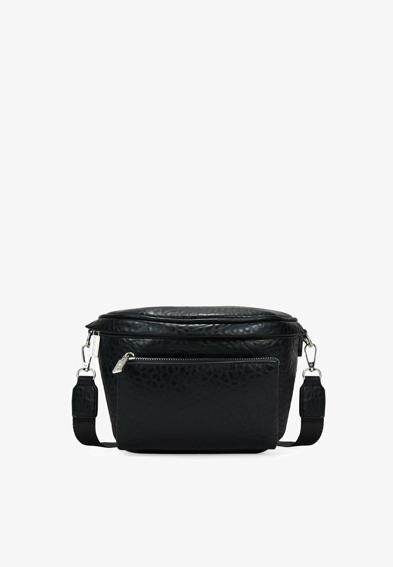 Bolso de cuero negro texturizado con forma redondeada, cierre superior con cremallera, bolsillo frontal con cremallera y una correa ajustable para llevar.