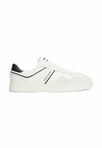 Zapatillas blancas con un upper de cuero liso, detalles en negro en el talón y el lateral, diseño de cordones y una puntera texturizada.