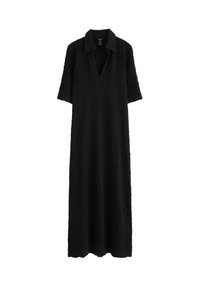 Robe noire avec un tissu texturé, à manches courtes et col en V. La coupe est longue et ample. Pas de motifs ou d'accents visibles.