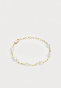Bracelet en chaîne dorée ornée de perles blanches irrégulières, avec un fermoir à lobster, des maillons alternés et des textures lisses et brillantes.