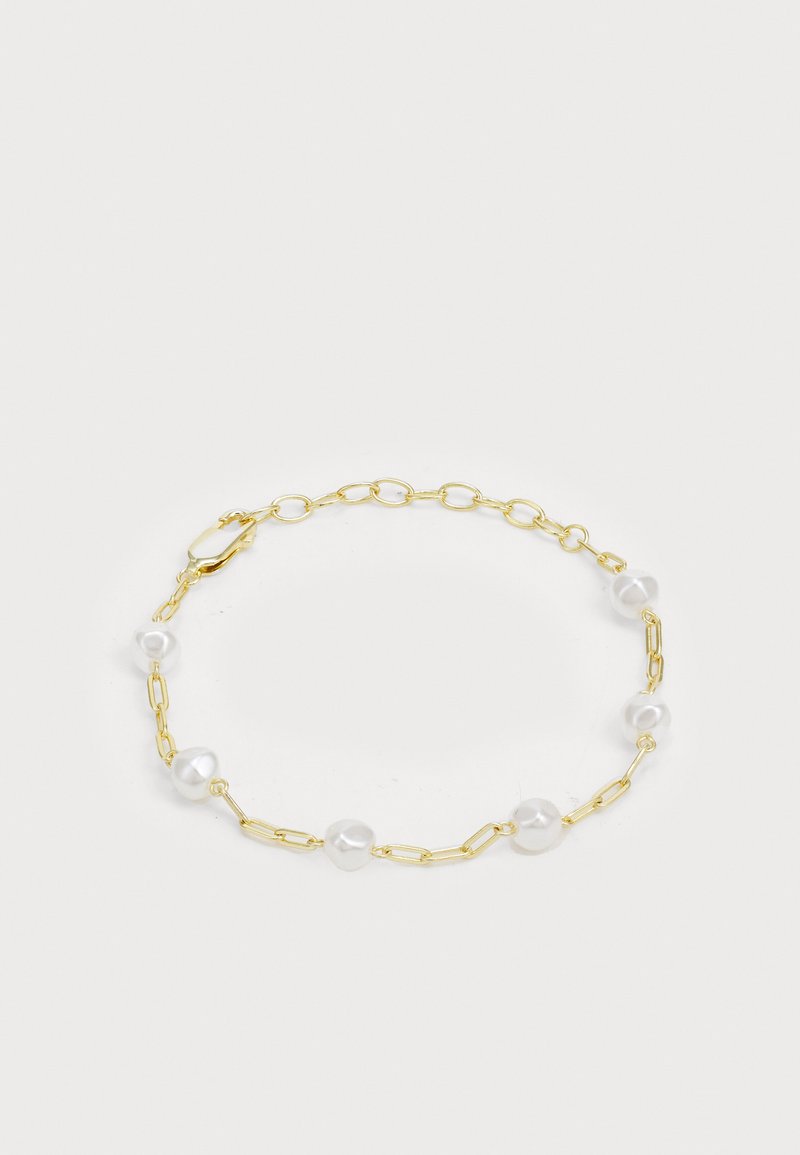 Bracelet en chaîne dorée ornée de perles blanches irrégulières, avec un fermoir à lobster, des maillons alternés et des textures lisses et brillantes.