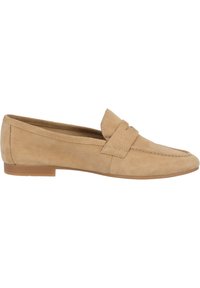 Beige suède loafers met een laag profiel, gestikte details en een decoratieve band over de vamp; platte rubberen zool.