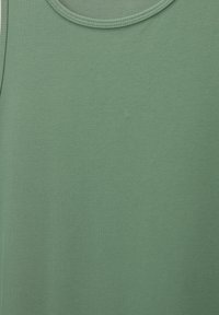 Vihreä tanktoppi, joka on valmistettu sileästä puuvillamateriaalista; siinä on pyöreä pääntie ja kiiltömäti väritys ilman kuvioita tai korostuksia.
