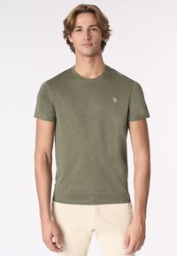 Maglietta girocollo verde oliva in un tessuto morbido e testurizzato, con un piccolo logo ricamato sul lato sinistro del petto.