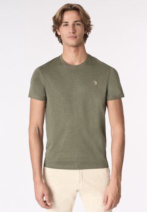 Maglietta girocollo verde oliva in un tessuto morbido e testurizzato, con un piccolo logo ricamato sul lato sinistro del petto.