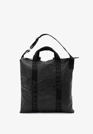 Schwarze Leder-Tote-Bag mit strukturierten Oberflächen, zwei Tragegriffen und verstellbarem Schultergurt. Verfügt über geprägtes Branding und einen Reißverschluss.