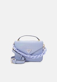 Světle modrá kabelka s krokodýlím vzorem a zlatými kovovými doplňky, s horní rukojetí a silným, pleteným ramenním popruhem. Obsahuje plaketu s logem.