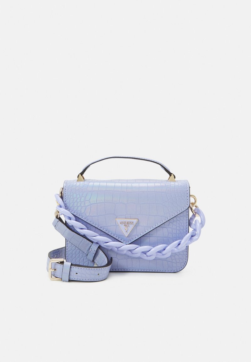 Světle modrá kabelka s krokodýlím vzorem a zlatými kovovými doplňky, s horní rukojetí a silným, pleteným ramenním popruhem. Obsahuje plaketu s logem.