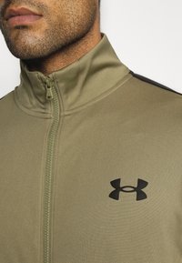 Under Armour TRACK SUIT SET - Fato de treino - tent/black