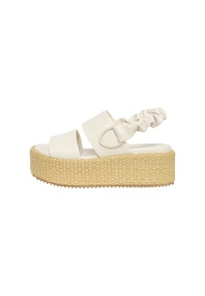 Sandali platform bianchi con fasce larghe e un accento di tessuto arricciato. Suola naturale intrecciata dalla texture con una forma arrotondata.