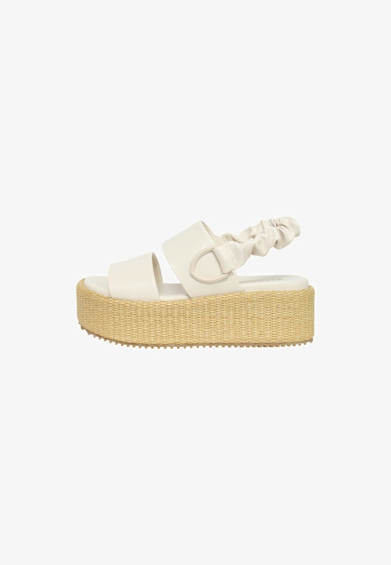 Sandali platform bianchi con fasce larghe e un accento di tessuto arricciato. Suola naturale intrecciata dalla texture con una forma arrotondata.