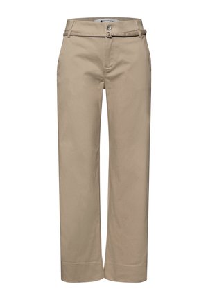 Pantalon droit beige avec une ceinture fine à boucle argentée et une fermeture à bouton et zip à la taille.