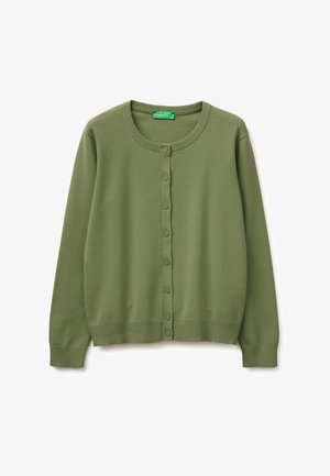 Długorękawowy kardigan oliwkowozielony zapinany na guziki, z prążkowanymi mankietami i dolnym brzegiem, okrągłym dekoltem oraz siedmioma guzikami z przodu.