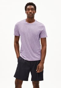 Lavendelkleurig T-shirt met korte mouwen, gemaakt van lichtgewicht stof. Gecombineerd met marineblauwe shorts, met een relaxte pasvorm en zijzakken.