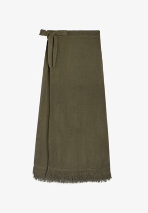 Oliwkowa spódnica w stylu wrap wykonana z teksturowanej tkaniny, z wiązaniem w talii i frędzlami na krawędziach. Prosty, nieozdobny fason.