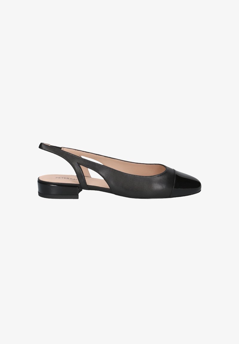 Chaussures plates slingback en cuir noir avec un bout rond, un embout en cuir verni brillant et un design découpé au niveau du talon. Talon bloc bas.