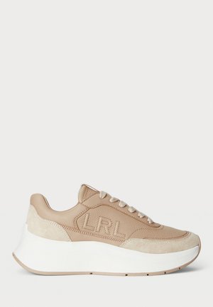Sneaker beige chiaro realizzato in pelle e camoscio, con una ampia suola in gomma bianca e logo "LRL" in rilievo sul lato.