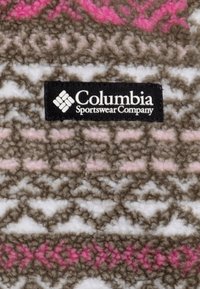 Tessuto in pile marrone, bianco e rosa con un motivo geometrico. Presenta un'etichetta nera con il logo "Columbia Sportswear Company".