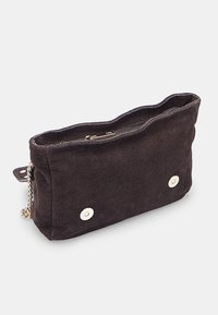 Pochette nera in suede con parte superiore arrotondata, chiusura a zip e hardware in tono oro. Presenta bottoni metallici piatti sul davanti per la chiusura.