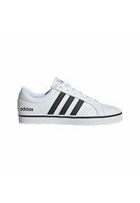 Zapatillas deportivas blancas hechas de material sintético con rayas negras, que cuentan con una puntera redonda, cierre de cordones y una suela de goma texturizada.