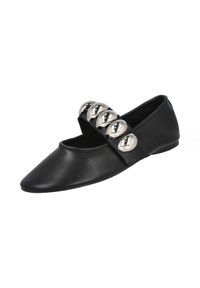 Zapato plano negro de cuero con punta puntiaguda y una correa adornada con cinco detalles esféricos metálicos. Textura lisa, tacón bajo.