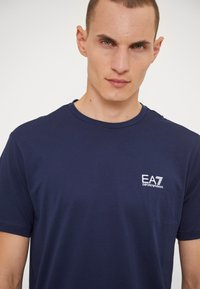 EA7 Emporio Armani Marškinėliai su spaudiniu - blue navy