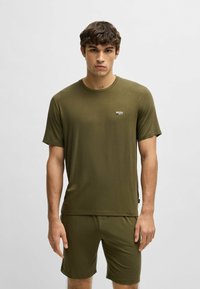 Olijfgroene t-shirt met korte mouwen en bijpassende short, gemaakt van zacht materiaal. Bevat een klein wit "BOSS" logo op de borst.