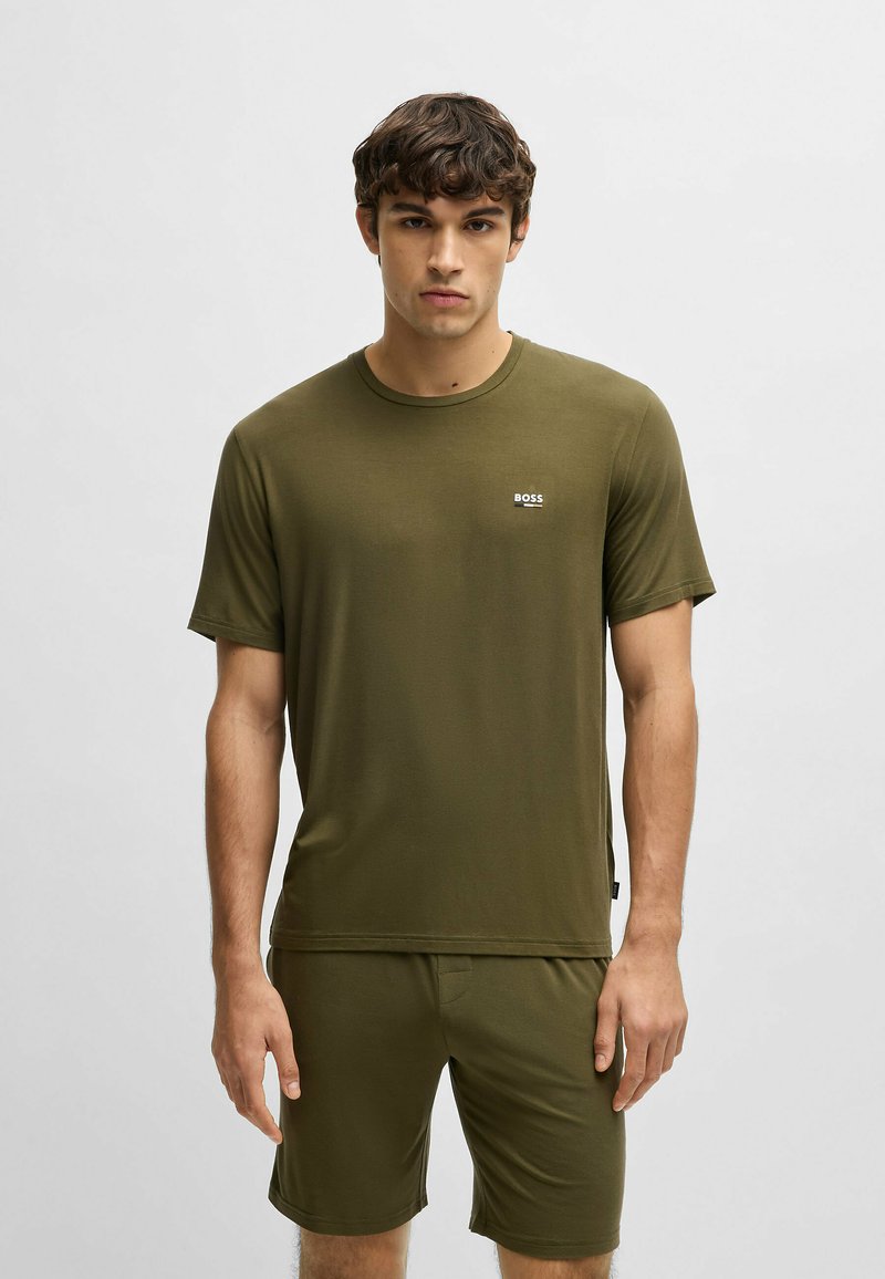 Olijfgroene t-shirt met korte mouwen en bijpassende short, gemaakt van zacht materiaal. Bevat een klein wit "BOSS" logo op de borst.