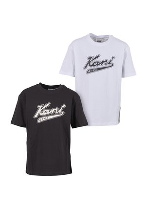 Kaks lühikese varrukaga klassikalise kaelusega T-särki, üks must ja üks valge, kummalgi ees suures kirjutusstiilis kiri "Kani est. 1989".