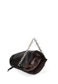 Zwarte leren tas met een gestructureerde buitenkant, voorzien van een zilveren kettingband en een bruin stoffen interieur met een ritsvak.