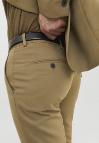Jack & Jones PREMIUM JPRFRANCO TROUSER - Chino - covert green